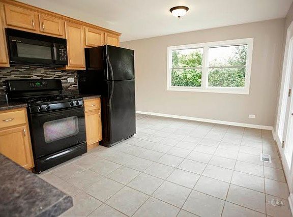 3rd image of 2420 Metropolitan Ave