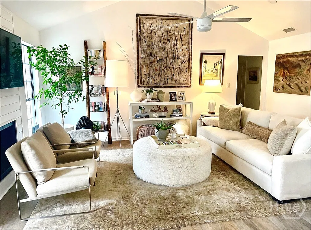 3 bed, 2.0 bath, 1687 sqft, $2,300 — Photo 2