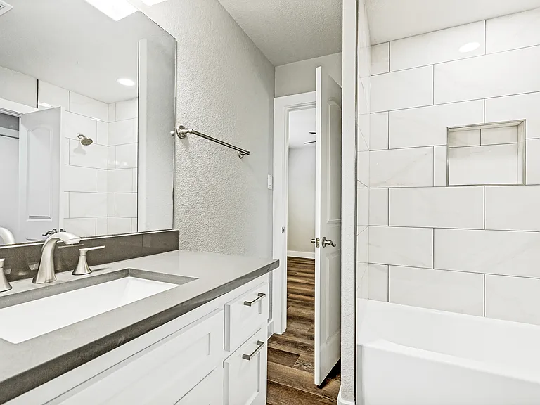 Shared bathroom between secondary bedrooms.