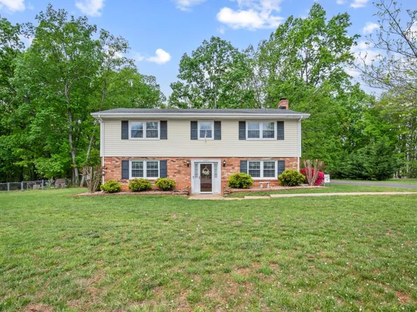 107 Forest Park Dr, Forest, VA 24551