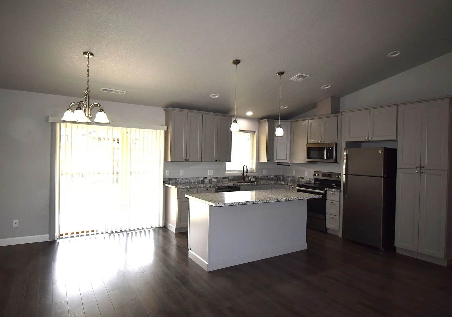 Luxury 4-bedroom home! — Photo 3