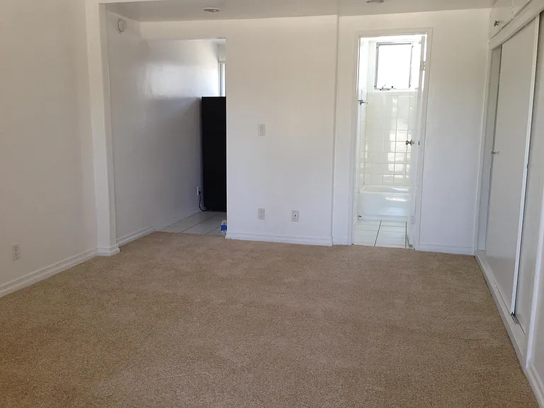 1144 N Hollywood Way — Photo 8