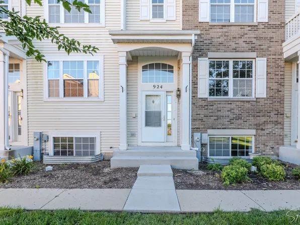 924 Clover Ln, Hampshire, IL 60140