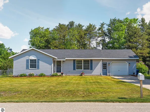 1708 Ketha Dr, Cadillac, MI 49601