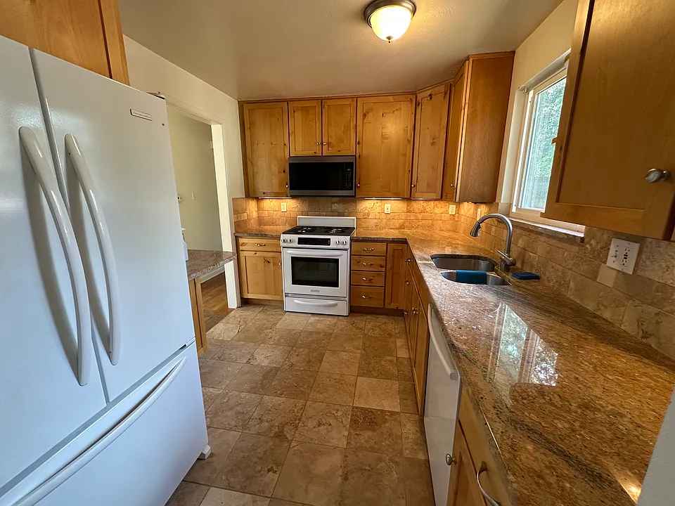 945 Grape Ave #2