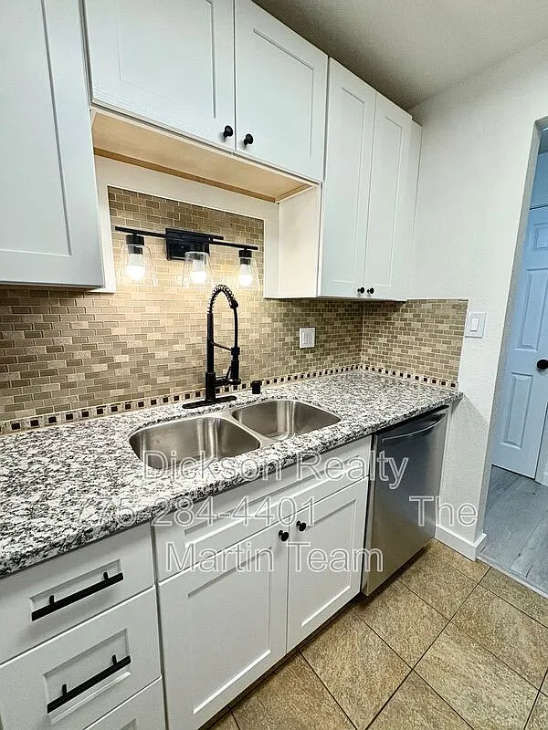 2 bed, 1.0 bath, 963 sqft, $1,600 — Photo 2