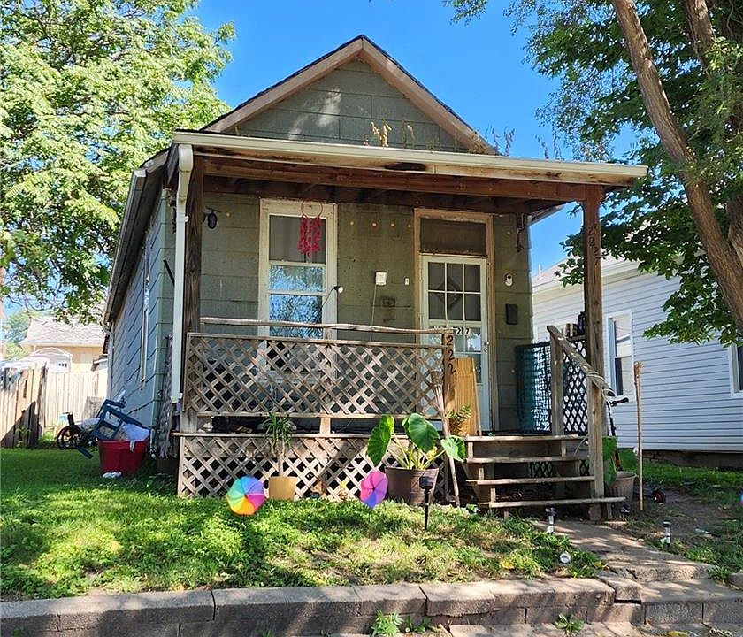 2nd image of 2227 Locust St
