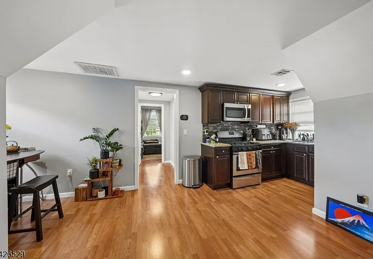 133 Franklin Ave — Photo 6