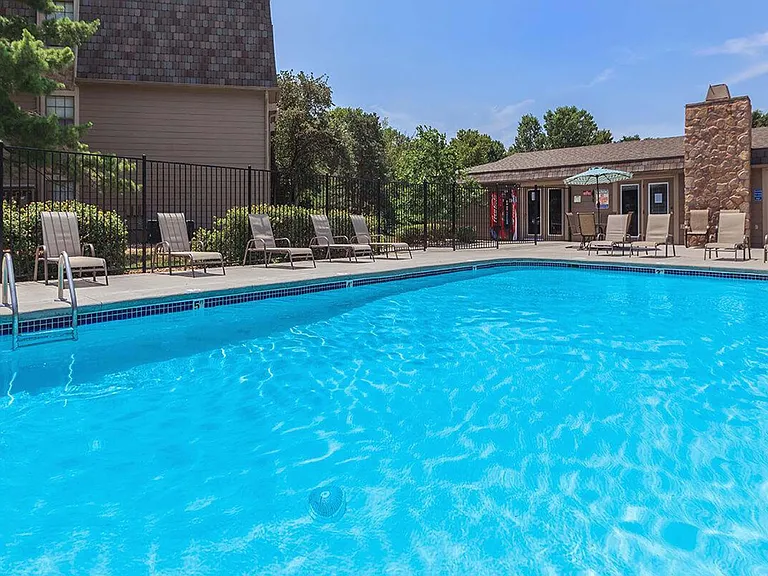 Bristol Pointe Apartments — Photo 4