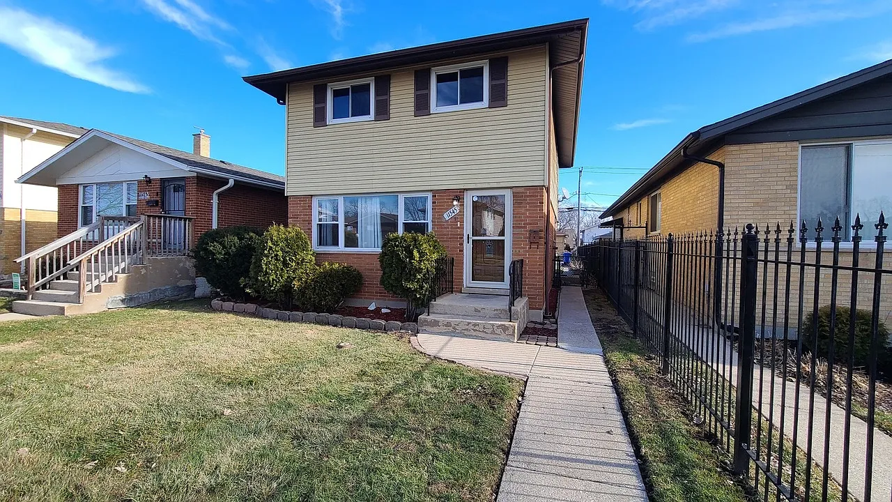 3 bed, 1.5 bath, 1300 sqft, $2,200 — Photo 1