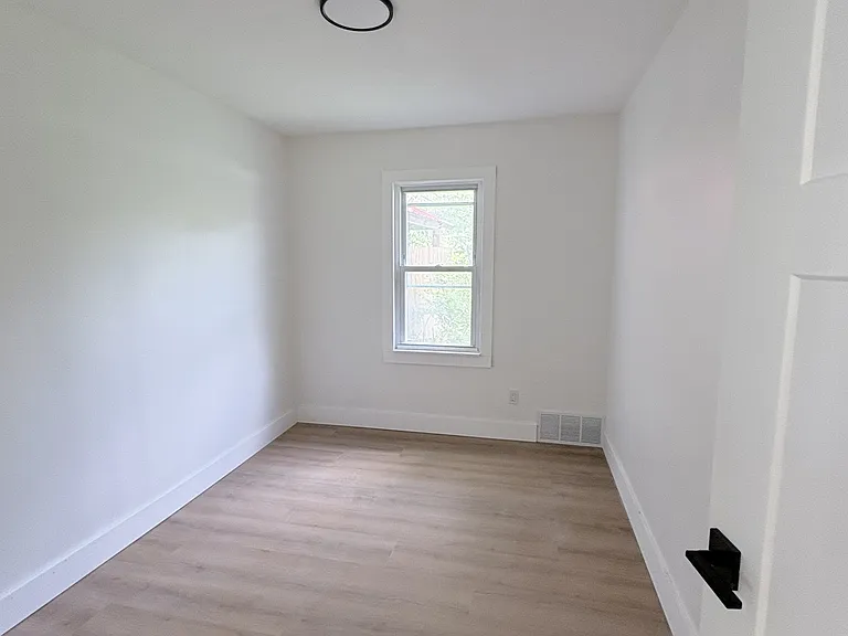 59 N Lynn Ave — Photo 2