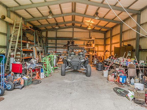 20ft Ceilings with natural gas heater for the colder months 