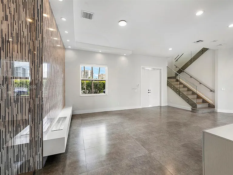 552 Palm Dr — Photo 9