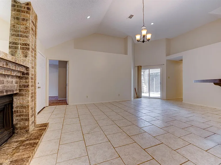 1906 Woodhue Dr — Photo 8