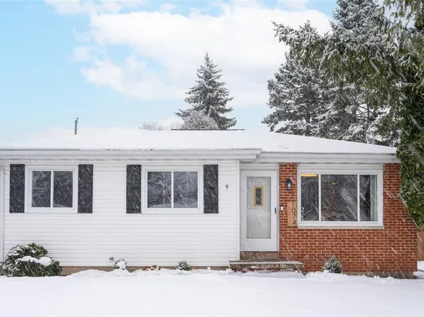 1074 Oxford Ct, Neenah, WI 54956