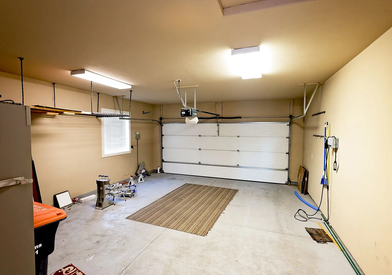 Townhouse located near Canyon Rim Parkway and tons of shopping — Photo 3