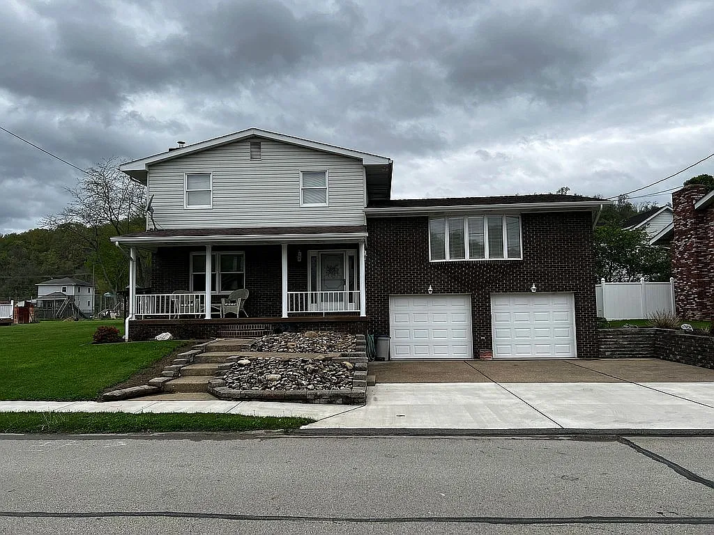 389 Bow St photo 1