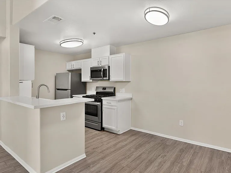 Santa Fe Apartments II — Photo 11