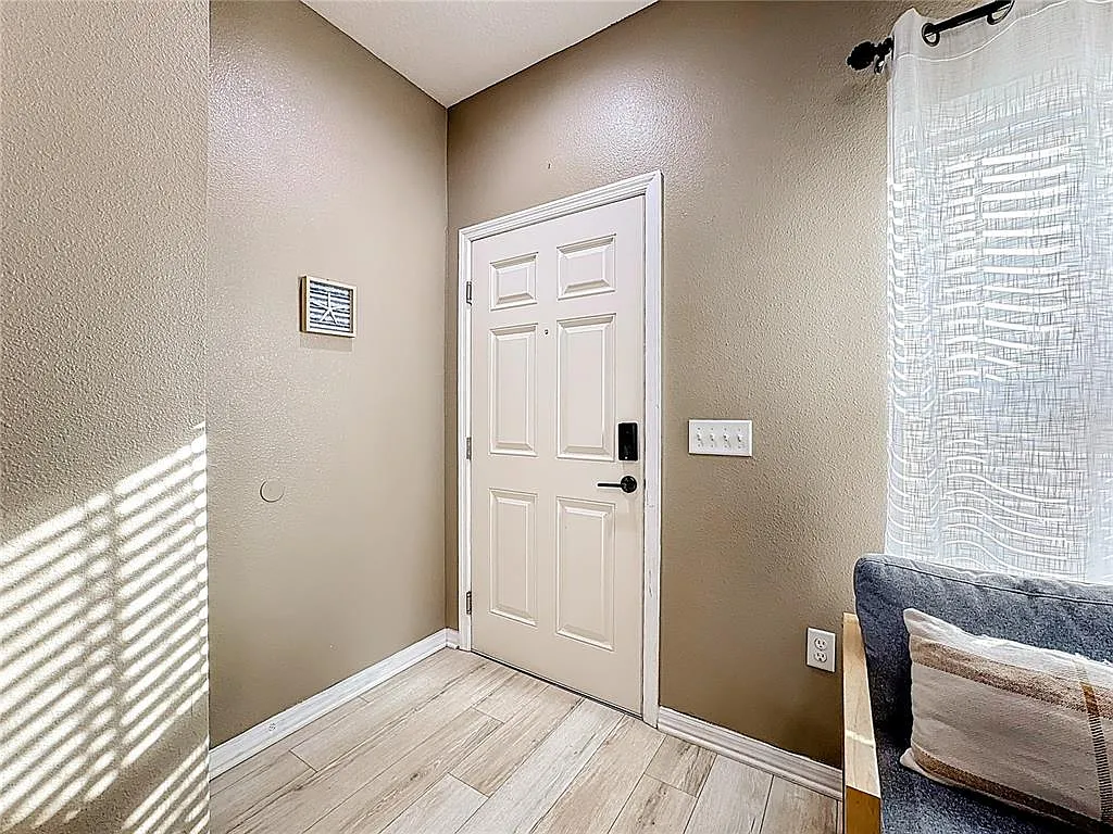 3 bed, 2.0 bath, 1300 sqft, $2,800 — Photo 4