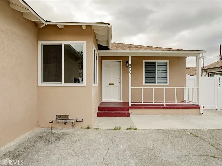 10935 Nassau Ave — Photo 2