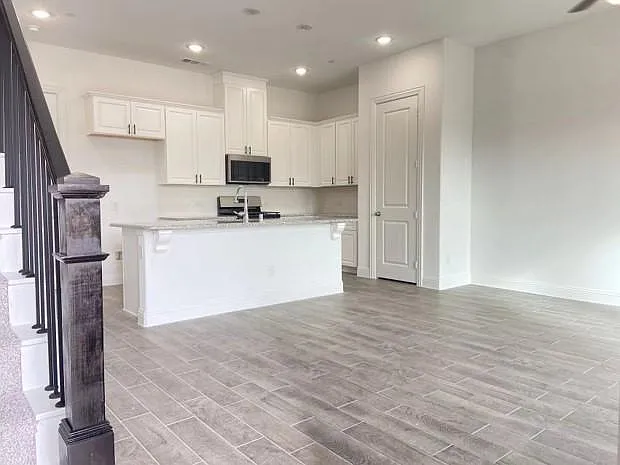 1495 Perrin Ln — Photo 3
