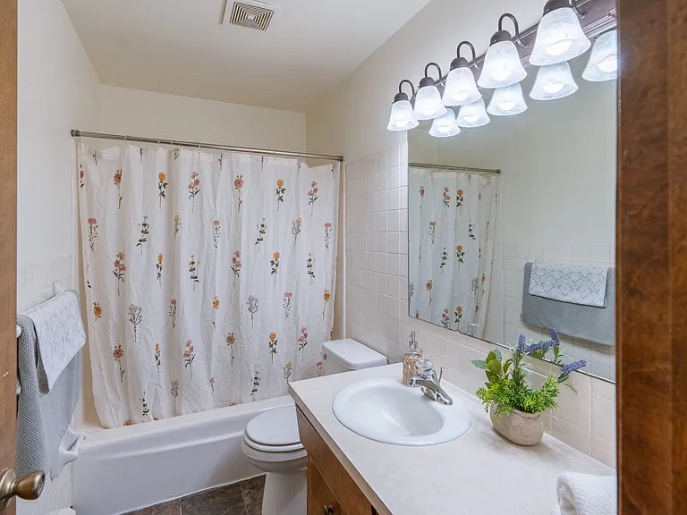 Fargo, ND Martha Alice Apartments | Bathroom
