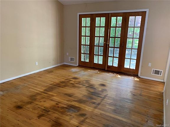 4th image of 22 Greentree Dr