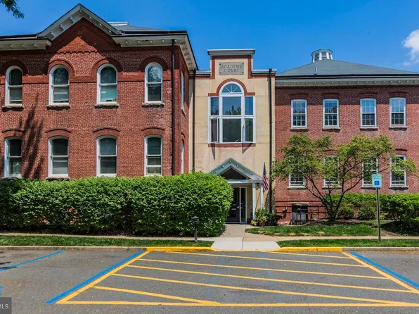 5 Academy Ct, Pennington, NJ 08534
