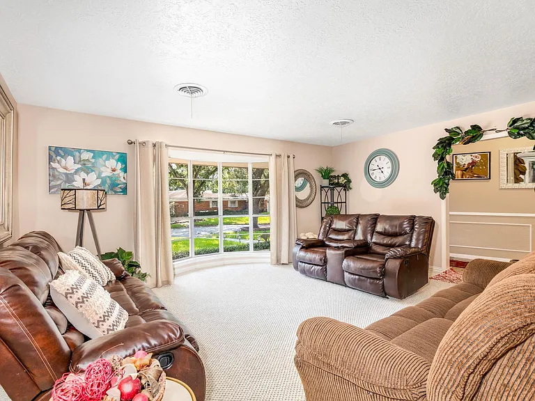 2202 Eaves Dr — Photo 3