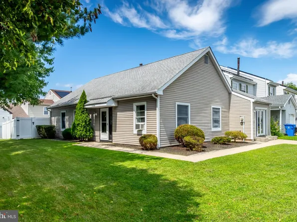 17 Adams St, Logan Township, NJ 08085