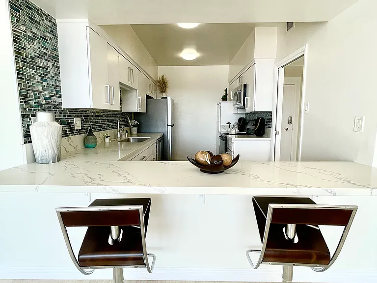 Occidental Towers Apartments — Photo 41