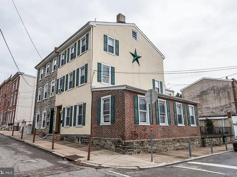 133 Dupont St — Photo 2