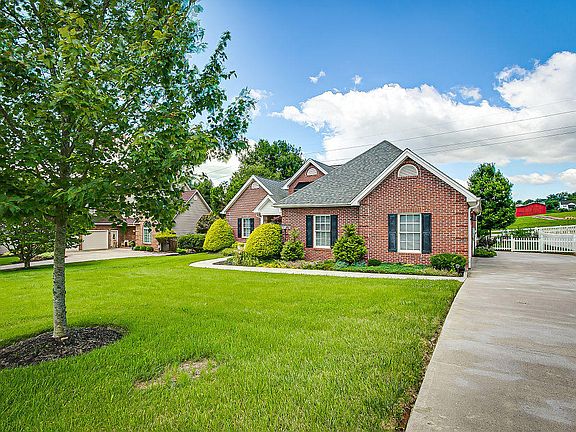 3rd image of 111 Emerald Chase Cir