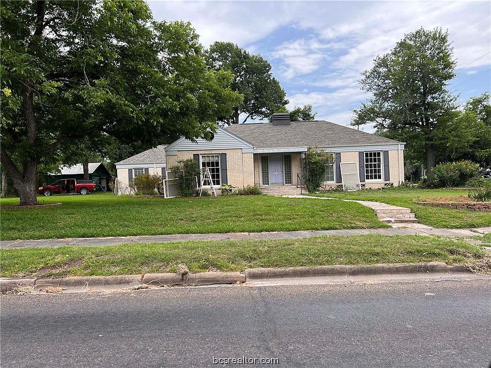1st image of 1002 E Washington Ave