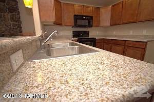 01 5844 E Fairmount - Kitchen 01