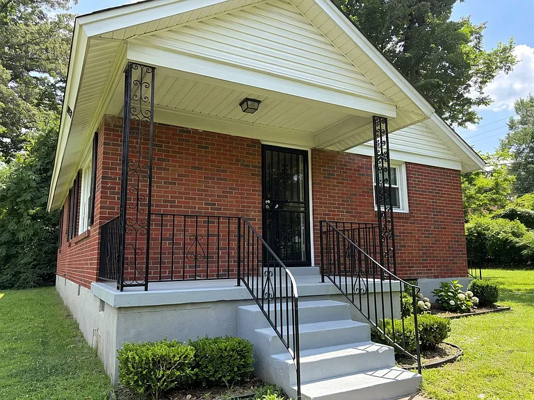 3293 Ashland St — Photo 2