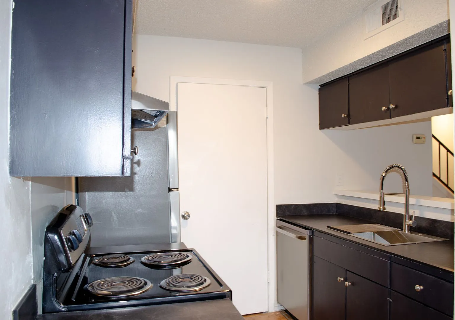 2 Bed/ 1 Bath With Easy Access to 183/290 and 35 — Photo 1