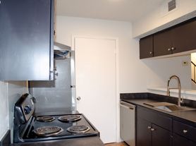 2 Bed/ 1 Bath With Easy Access to 183/290 and 35