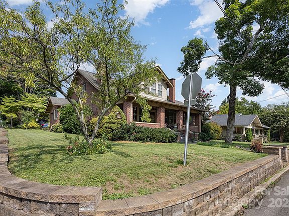 3rd image of 216 N Oak St