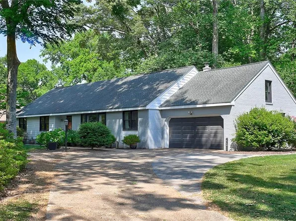 2564 Entrada Dr, Virginia Beach, VA 23456