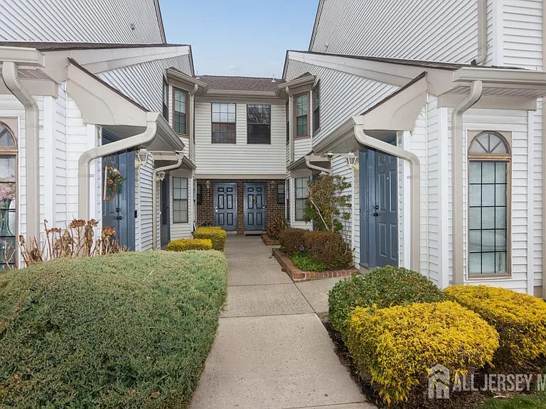 208 Sunshine Ct — Photo 2