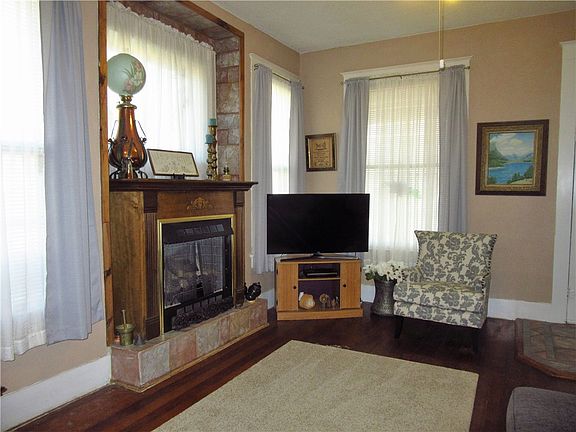 5th image of 304 Vernon St