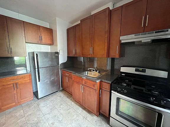 3rd image of 680 W 204th St APT 4D