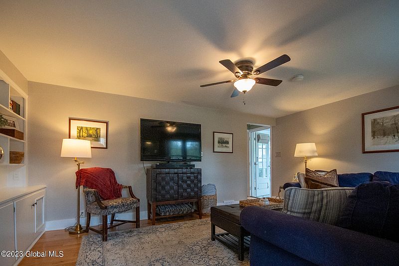4th image of 135 Elsmere Avenue