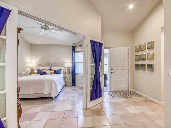 4th image of 206 Canterbury Drive W