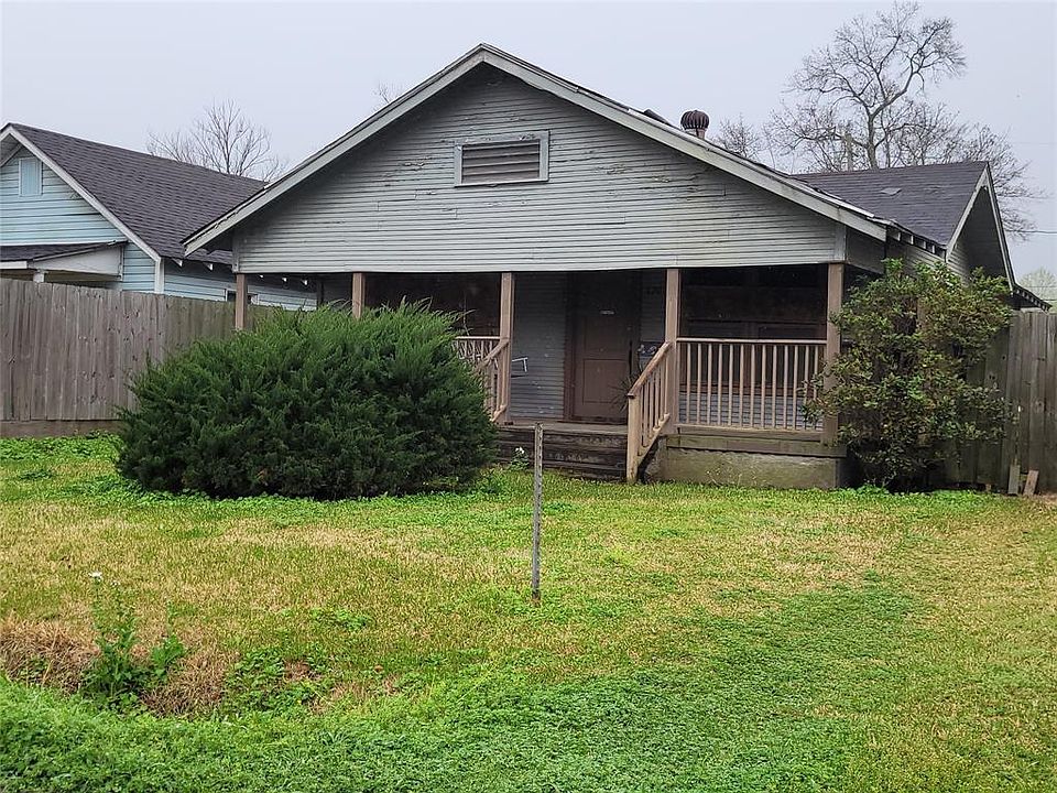 2nd image of 820 W 20th St