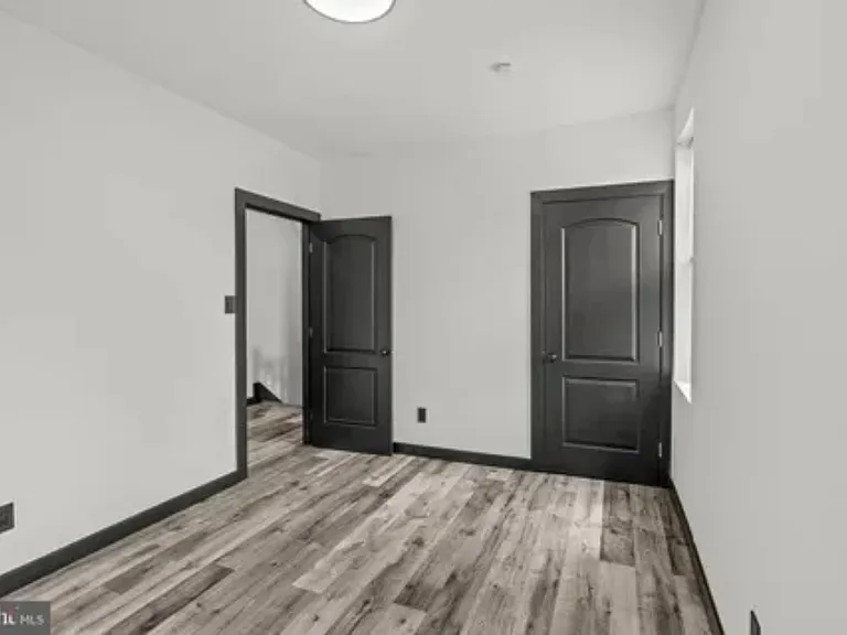 910 Barclay St — Photo 12