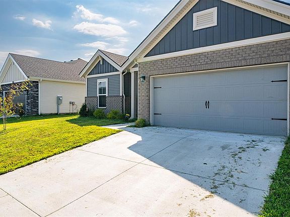 3rd image of 2061 Pebblewood Dr