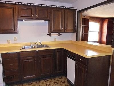 4th image of 213 Oak St