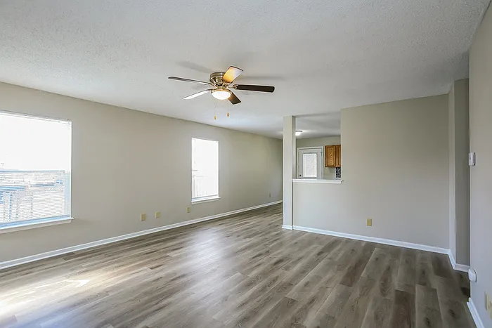 3 bed, 2.0 bath, 1249 sqft, $1,645 — Photo 3